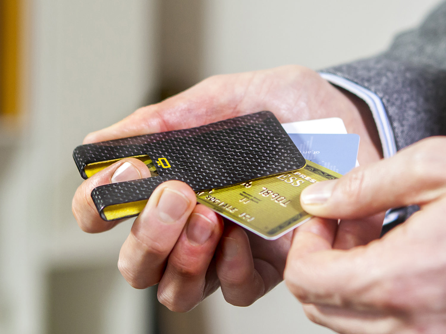 ÖGON 3C Carbon Card Clip - Porte-Cartes Ultra Compact En Fibre De Carbone Véritable Anti-RFID, Fabriqué En France
